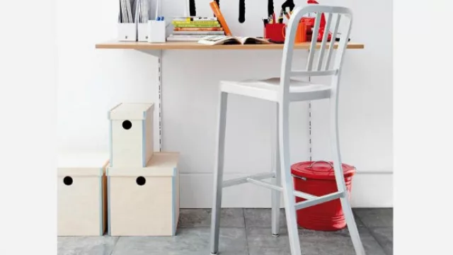 Desde sillas bajas a sillas con patas altas. Dependiendo del uso que se le dé. 