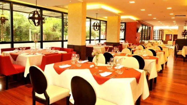 Leonardo, su elegante restaurante...