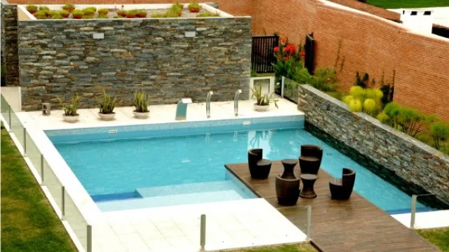 Y para descansar de ellos, la imponente piscina.