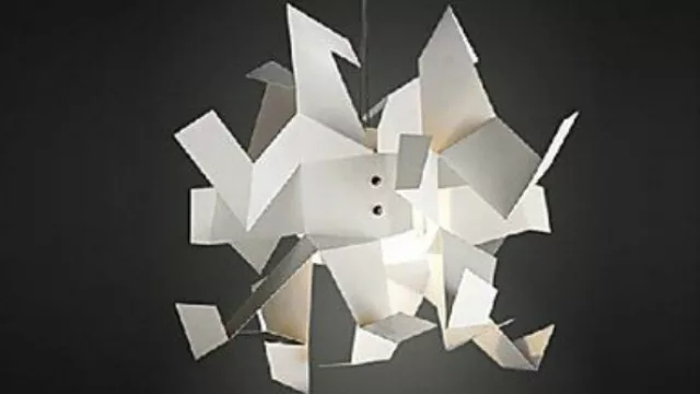 Otra lámpara para armar pero de acrílico que persigue el estilo origami.