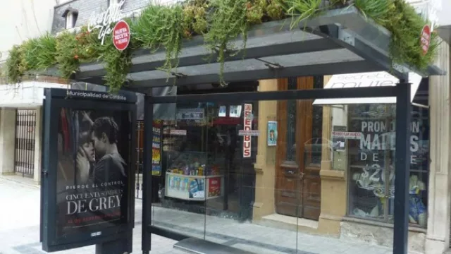 Bajo la sombra del jardín de Coca-Cola Life (y al lado de la sombra de Grey), en Av.Chacabuco.