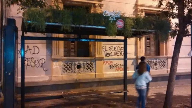 La parada de colectivos de Av. Vélez Sársfield, junto a la casa partidaria de la Unión Cívica Radical.