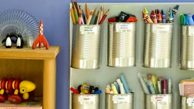 Latas clavadas a la pared. Le dan un toque rústico al ambiente y no deja de ser innovador para el uso de los chicos.