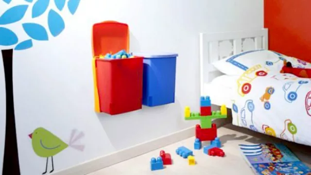Biny, un organizador de pared para chicos en distintos colores.