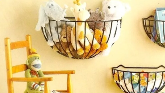 Otro uso para los cestos de hierro del patio dentro de casa.