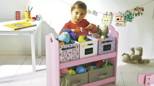 Mueble con cajones sin puertas ideal para guardar los juguetes.