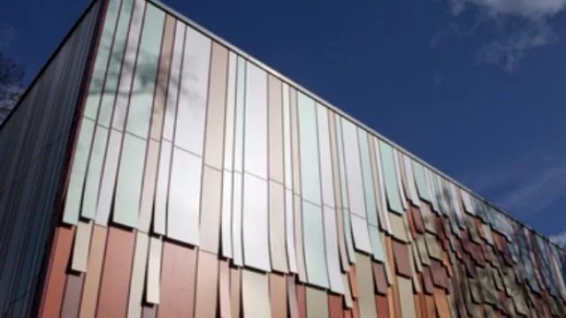 Se lograr texturas y formas irreales con las placas.