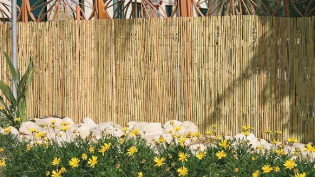 Hay cerramientos de cañana como así de bambú y mimbre, entre otro.