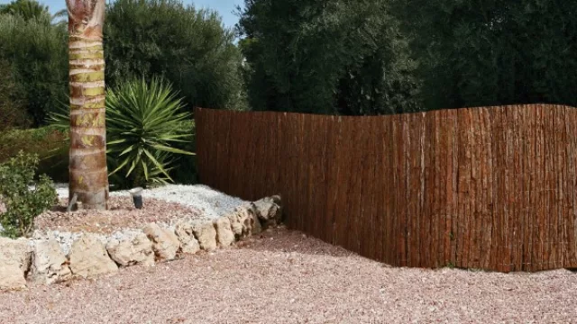 La corteza de pino natural es uno de los cerramientos que más privacidad ofrece.