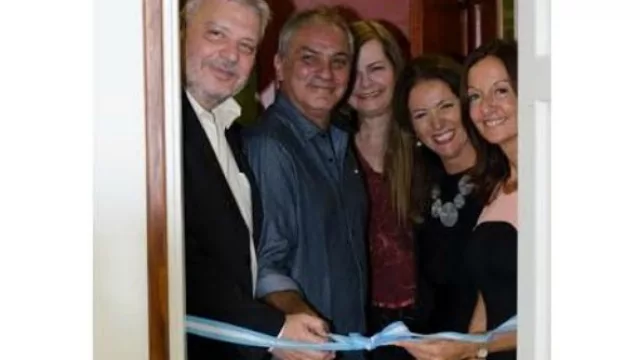 Lic. Roberto Avilia, Arq. Eduardo López Paccot, Lic. Vivian Vercinskas, Dra. Claudia Mulé, junto a Cristina Schwander, fundadora la Universidad Siglo 21. 