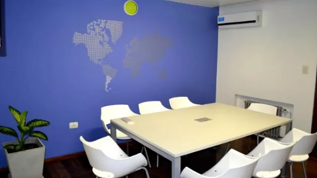 La sala de reuniones, amplia y de buen gusto.