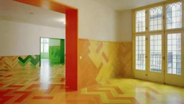 El piso continúa por la pared con el diseño.