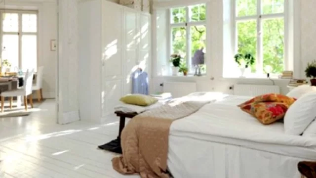 Pintar de colores plenos claros (y cambiando el color natural de la madera) aportan amplitud al espacio.