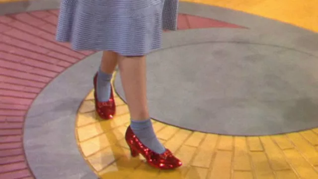 Follow the yellow brick road, cantaba Dorothy con sus clásicos zapatos rojos.
