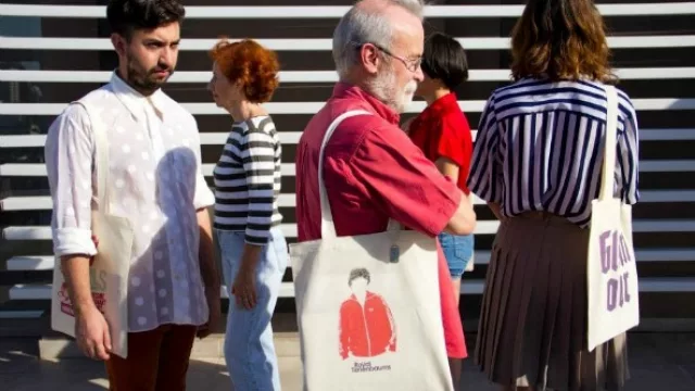Para la cartera de la dama y la totebag del caballero