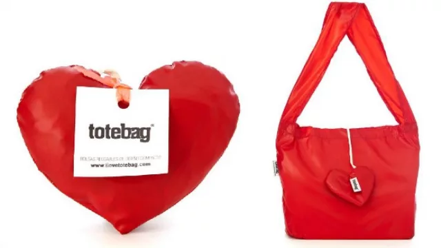 Una totebag que de corazón e convierte en bolso. 