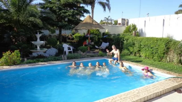 Trabaja en el Banco de Córdoba y armó un sistema de climatización solar para su piscina