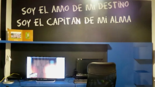 Para paredes negras recomiendan agregar inscripciones o cubrir con pintura para pizarrón. 