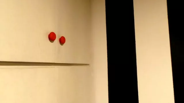 La transición de negro a blanco se logró paulatinamente con las franjas del muro central.