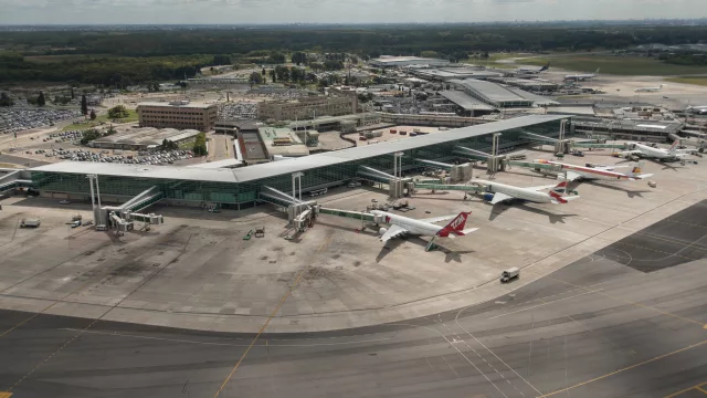 Las aerolíneas se hacen las “bobis”: el petróleo cayó al 50% pero eso no se traslada a los tickets