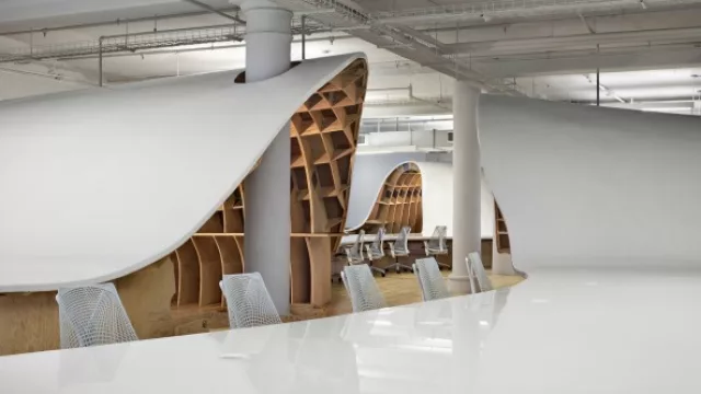 El relieve logrado se aprecia más con la uniformidad de color y textura de la superficie de la mesa.