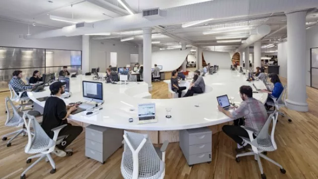 Los colaboradores tienen computadoras portables para desplazar y despejar la mirada.