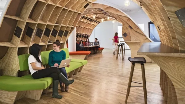 Debajo de la mesa hay salas de reunión y de trabajo.