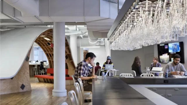 Además de los espacios de trabajo, el estudio cuenta con un bar al lado para relax.