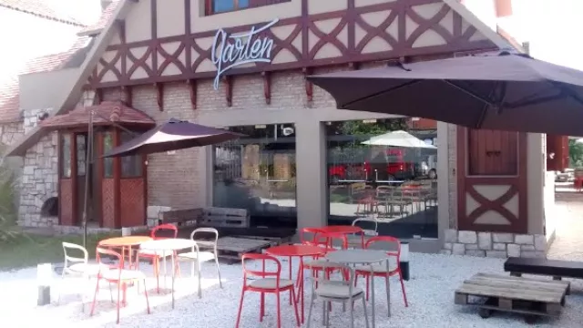 Garten funciona en una casa estilo normando construida hace más de 40 años.