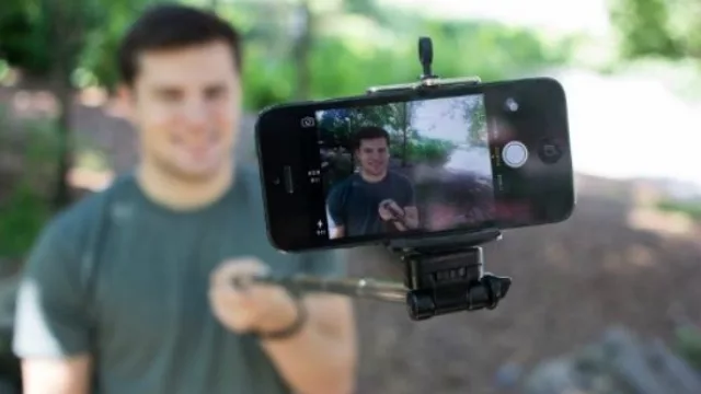 El bastón extensible está de moda y permite lograr ángulos de las tomas que la autofoto con la mano propia no se consigue.