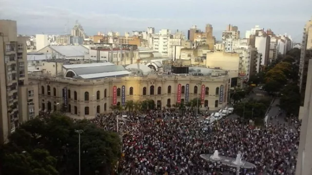 Una marcha con una de cal y una de arena