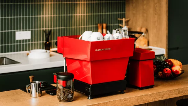 La Marzocco: por qué tienen tanto prestigio y cuánto cuestan las cafeteras italianas que usan para el mejor café