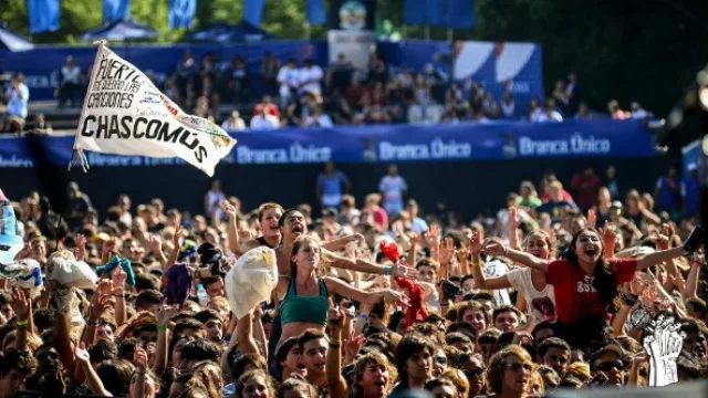 El campo y el VIP. En ambos las marcas trataron de asociarse a los conceptos del rock. (Foto gentileza Facebook Cosquín Rock). 