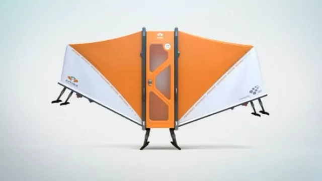 El suelo está elevado de la superficie donde se apoya para evitar contacto con el agua y frío.