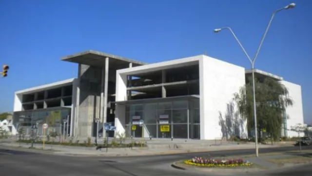 Suez capea el temporal con Live! paralizado (y en juicio por $ 50 M) y Casiopea en venta