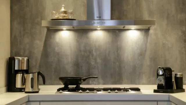 En espacios de gran concurrencia y trabajo como las cocinas se recomienda implementar microcemento o un gris oscuro ya que resiste el uso.