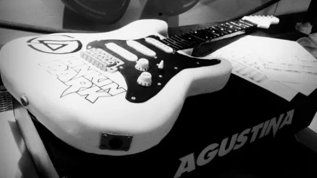  Una de las obras maestras de la especialista. Una guitarra eléctrica con todos los detalles.