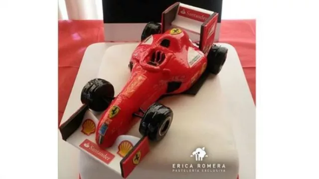 No es un juguete, es una torta con forma de Ferrari.