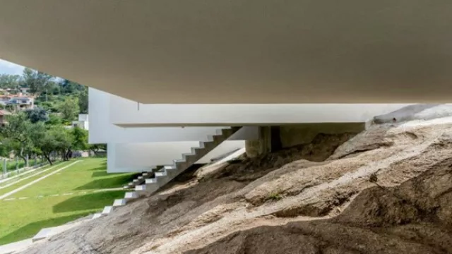 Se aprovechó el desnivel con rocas.