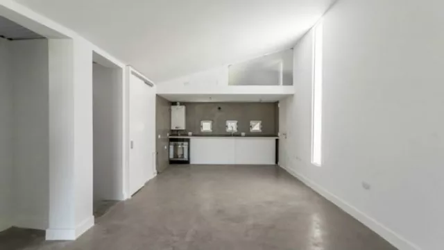 Espacios amplios y con predominio de tonos tenues como gris y blanco.