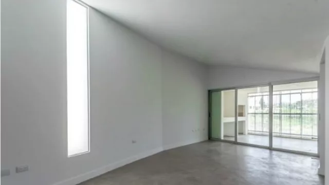 Grandes ventanales que dan al lago.