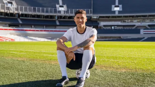 Dormir en el Monumental es posible: Gonzalo Montiel y Airbnb lanzan una experiencia "campeona del mundo" (y pateás penales con "Cachete")