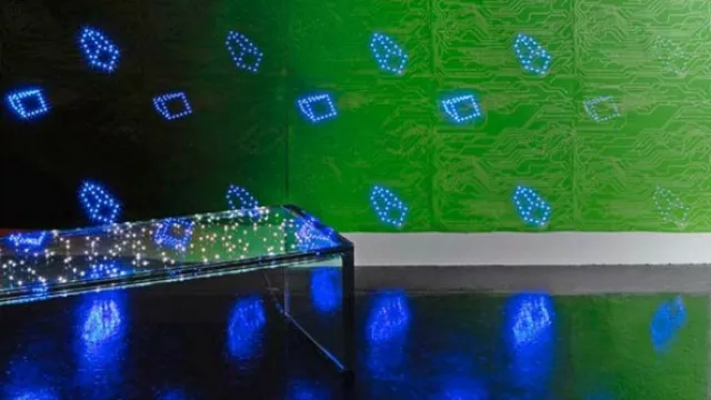 Los motivos del empapelado se lucen tanto de día como de noche.