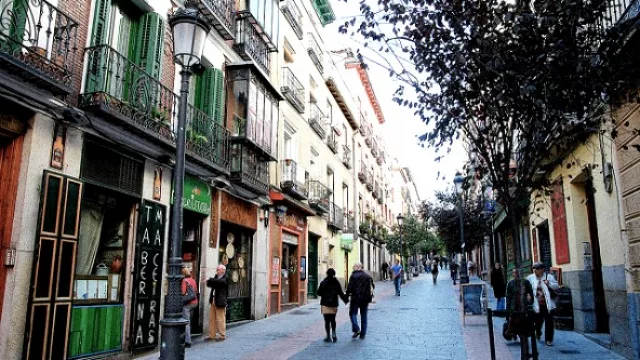 Madrid. Busca desanimar el uso de autos  haciendo que los que más contaminan paguen más por estacionar.