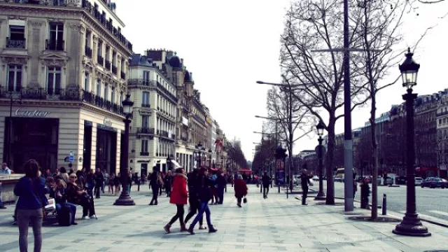 París. Quienes no tengan domicilio en los barrios céntricos de la capital francesa no pueden circular por el centro durante los fines de semana.