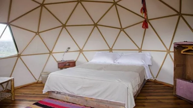 Los domos cuentan con sommier.