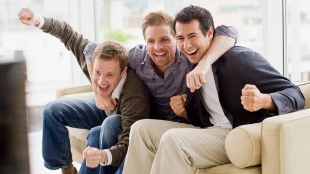 Recomiendan un asado entre amigos a una cena romántica para combatir el estrés en los hombres