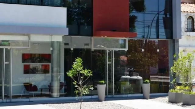 El hotel boutique se encuentra en Fader 3587.