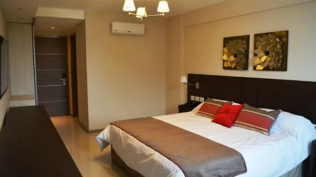 La habitación doble de luxe superior, cuenta con cama King Size, internet WiFi, aire acondicionado y cajas de seguridad electrónica.