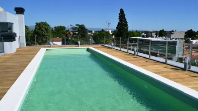 La piscina terraza, ubicada en el último piso del hotel cuenta con servicio de bar y WiFi.